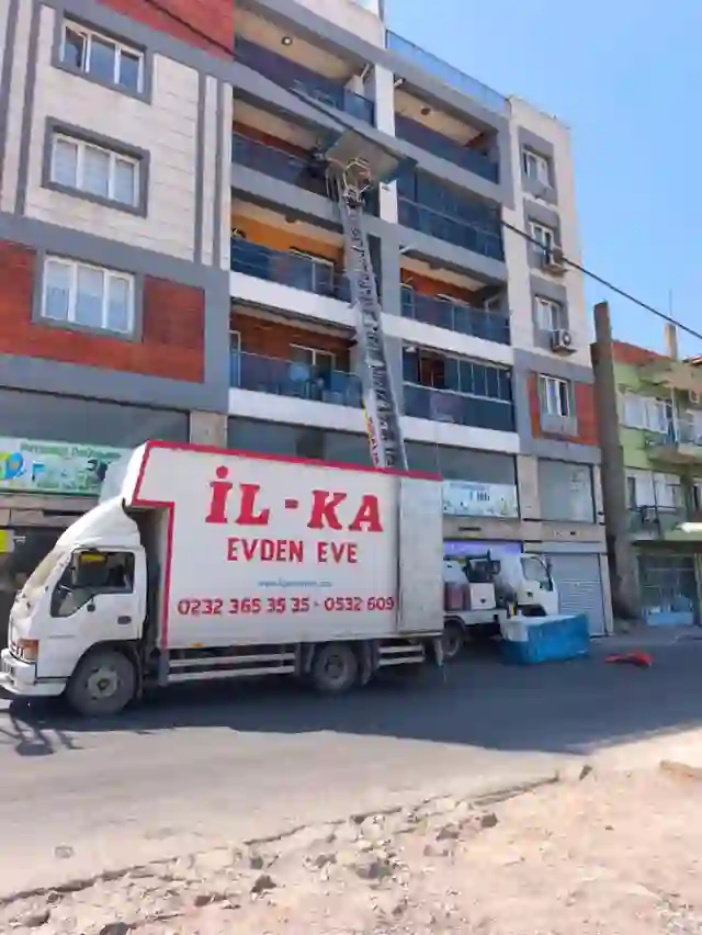 İlka Nakliyat cephe asansörüyle güvenli eşya indirme